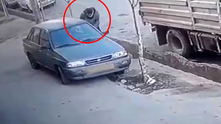 ویدیو باورنکردنی از سرقت پراید در روز روشن در مشهد | سارقی که از راننده خودرو زودتر در را باز کرد!