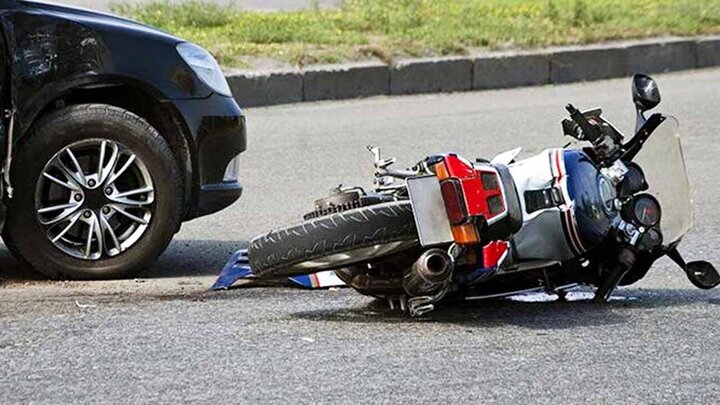 تصادف وحشتناک پراید با موتورسیکلت | نجات معجزه آسای موتورسوار در برخورد شدید با خودرو / فیلم