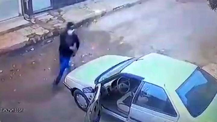 احمقانه ترین سرقت خودروی جهان در ایران | کتک خوردن سارق جوان توسط صاحب خودرو پژو ۴۰۵