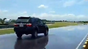تست ترمز خودروی تویوتا روی زمین خیس / فیلم
