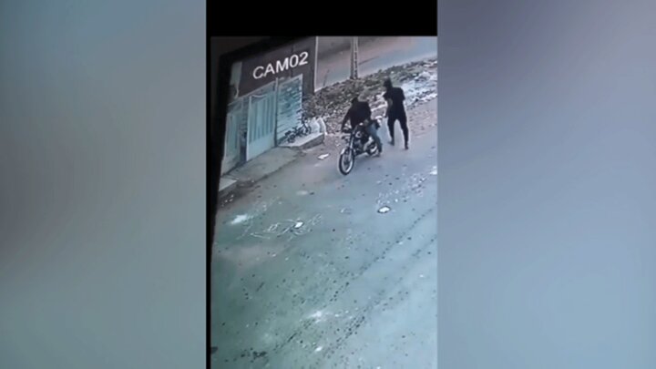 لحظه سرقت دوچرخه کودک خردسال توسط سارقین موتورسوار در منطقه پردیس اهواز / فیلم