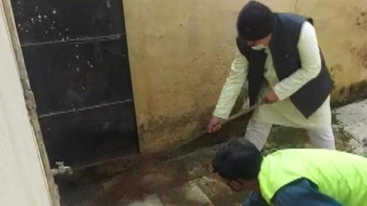 تمیز کردن دستشویی مدرسه توسط آقای وزیر! / فیلم