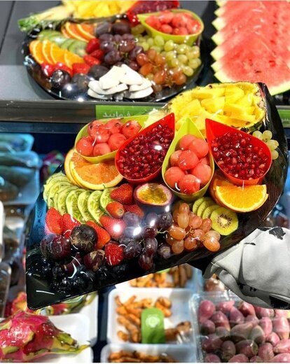 عرضه سینی میوه با قیمت‌های عجیب و غریب! / عکس