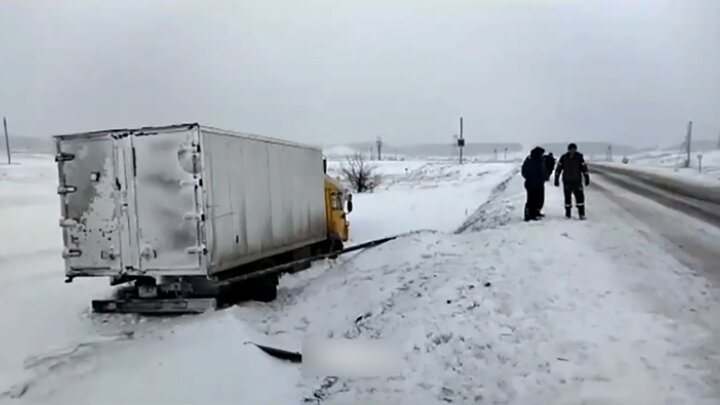 برخورد مرگبار خودروی سواری با کامیون در جاده برفی / فیلم