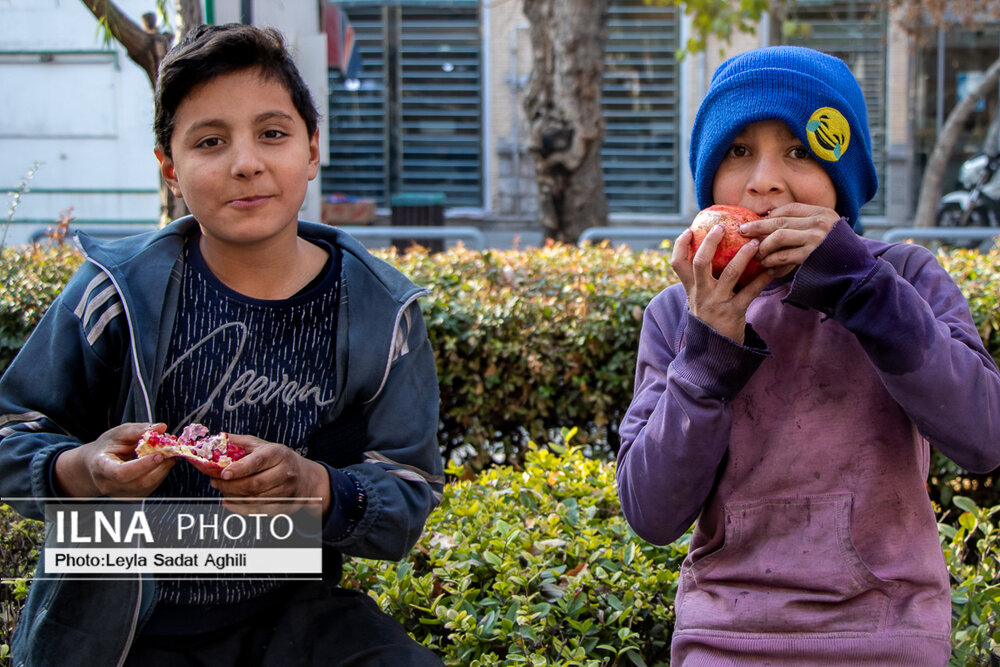 تصاویری از حال و هوای مردم در آستانه یلدای ۱۴۰۰