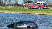 لحظه نجات راننده زن از داخل خودروی در حال غرق / فیلم