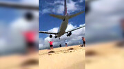صحنه تماشایی عجیب ترین فرود هواپیما در جزیره / فیلم