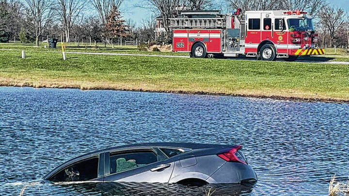 لحظه نجات راننده زن از داخل خودروی در حال غرق / فیلم