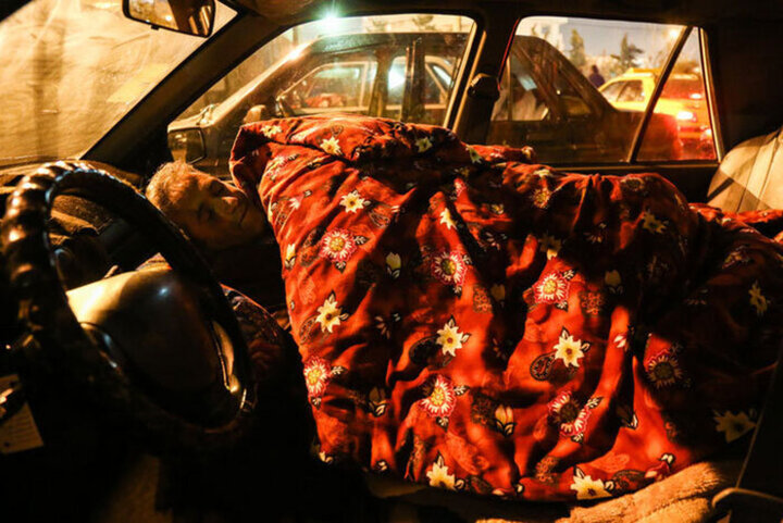 اتفاق عجیب در تهران / ماشین‌خوابی برای فروش جای پارک!