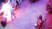 ویدیو هولناک از لحظه انفجار بشکه و آتش گرفتن کارگر جوان هنگام جوشکاری