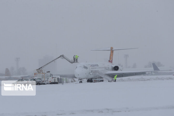 بارش برف منجر به لغو و تاخیر چندین پروازِ فرودگاه مهرآباد شد