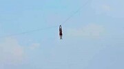 ویدیو عجیب از به پرواز در آمدن یک مرد در آسمان به وسیله بادبادک