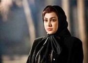 دلداری آزاده صمدی به همسر رضا داوودنژاد در مراسم ختم + فیلم