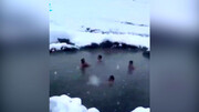 فیلمی عجب از شنای کوهنوردان ایرانی در دریاچه کوه برفی !