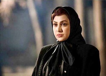 دلداری آزاده صمدی به همسر رضا داوودنژاد در مراسم ختم + فیلم