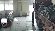 ویدیو دلخراش از لحظه ریختن بار آهن تریلی بر سر راننده حین تخیله بار / فیلم