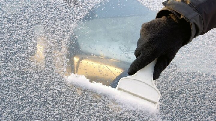 احمقانه ترین روش برای از بین بردن یخ روی شیشه خودرو / فیلم 