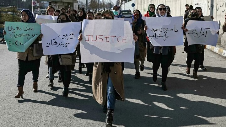 تصاویری از تظاهرات زنان افغانستانی با پوششی متفاوت