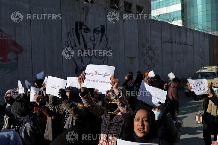تصاویر | پوشش زنان افغانستانی در تظاهرات کابل | تیراندازی هوایی طالبان