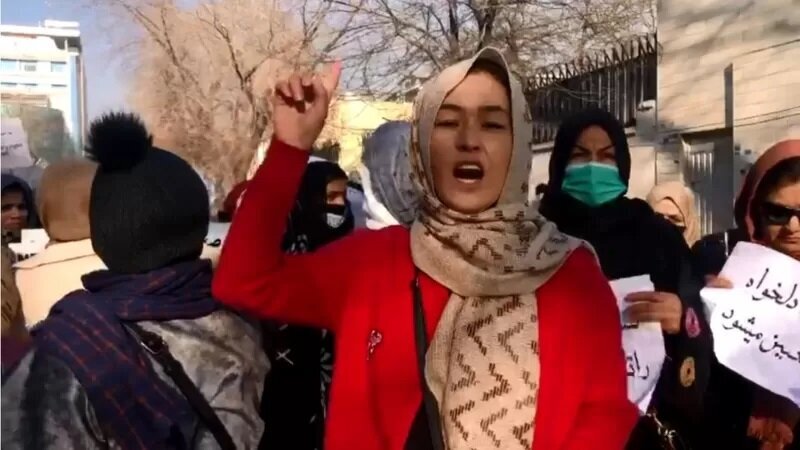 تصاویر | پوشش زنان افغانستانی در تظاهرات کابل | تیراندازی هوایی طالبان