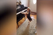 نوازندگی و خوانندگی یک سگ با پیانو / فیلم