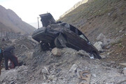 نجات معجزه آسای راننده پراید پس از سقوط به ته دره در کوه‌های روستای بنود عسلویه / تصاویر
