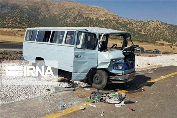 مصدومیت ۱۲ نفر در پی تصادف مینی بوس سرویس کودکان چرمهین با خودرو پراید در لنجان اصفهان