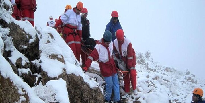 نجات کوهنوردان قزوینی گرفتار شده در اشترانکوه / فیلم