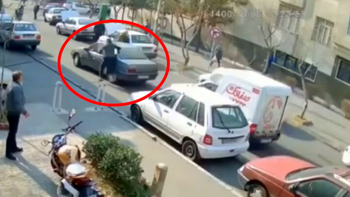 ویدیو عجیب از سرقت خودرو با تصادف ساختگی در روز روشن