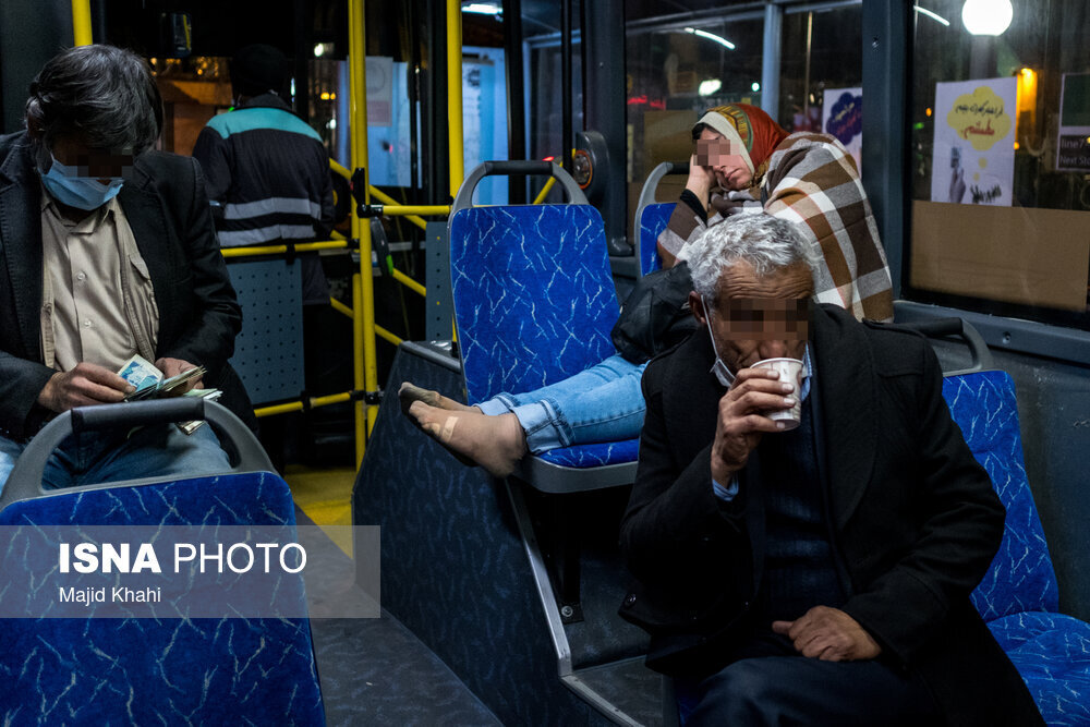 در شرایطی که صحبت از اتوبوس خوابی در تهران مطرح است که شهرداری گرمخانه‌هایی را در سطح شهر در نظر گرفته است تا افراد بی خانمان و معتادان شب را در آنجا سپری کنند