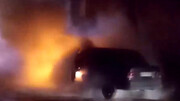 آتش گرفتن خودروی پراید به دلیل اتصال کابل های برق / فیلم