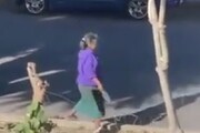 پرتاب عجیب شیشه نوشابه به سمت خودروهای عبوری توسط زن جوان عصبانی / فیلم