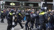 کتک زدن معترضان هلندی توسط پلیس | با سگ به جان مردم افتادند/ فیلم