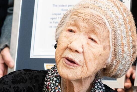 تصاویر دیده نشده از مراسم جشن تولد پیرترین زن جهان / فیلم