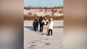 ویدیو دلهره آور از لحظه شکسته شدن یخ زیر پای گردشگران در دریاچه قو
