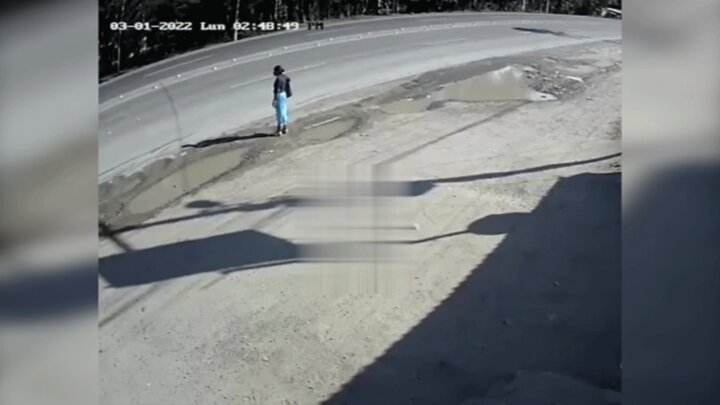 ویدیو هولناک از برخورد شدید خودرو جیپ با زن عابر کنار خیابان