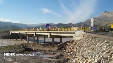 لحظه تخریب پل دوم شهر میناب در پی طغیان رودخانه / فیلم