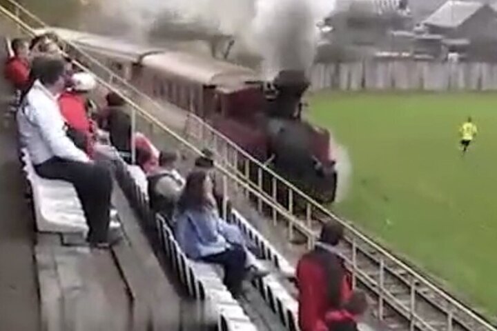 ویدیو باورنکردنی از لحظه ورود قطار به داخل یک استادیوم فوتبال