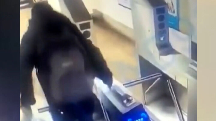لحظه شکستگن گردن مرد جوان در مترو بخاطر نگرفتن بلیط مترو  / فیلم