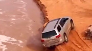 ویدیو دلهره آور از نجات خودرو در حال سقوط به داخل رودخانه طوفانی / فیلم