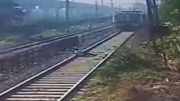 خودکشی عجیب مرد دیوانه با خوابیدن روی ریل قطار / فیلم