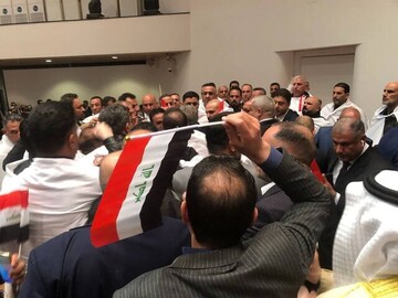 تصاویری از درگیری شدید در پارلمان جدید عراق / فیلم