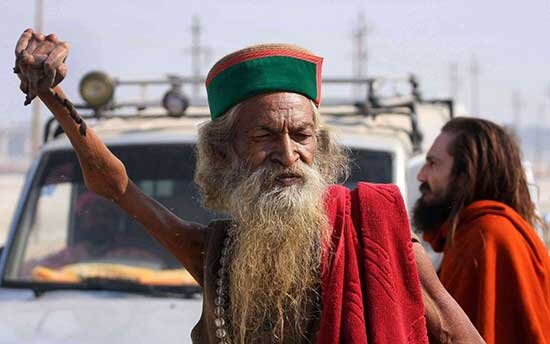 مرد عجیب هندی که ۵۰ سال است دستش را بالا نگه داشته! / عکس