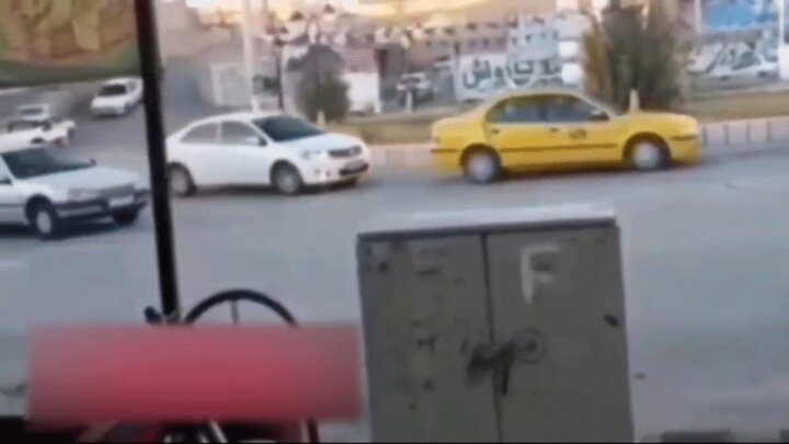 اقدام عجیب راننده زن کرمانی | تصادف با چندین خودرو دور میدان / فیلم