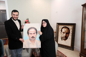 مدیرکل روابط عمومی صداوسیما به دیدار خانواده شهید علی‌محمدی رفت