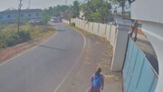 فرار معجزه آسای جوان موتورسوار از تصادف با اتوبوس / فیلم