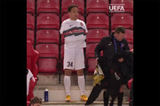 شیوه جالب لباس پوشیدن بازیکن فوتبال در کنار زمین! / فیلم