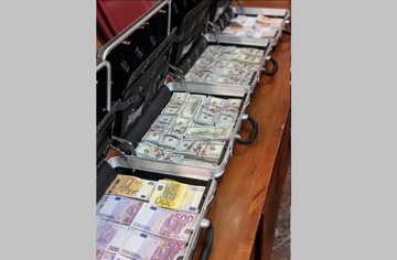 بازگشایی کیف‌های لبریز از رشوه دلار و یورو در دادگاه شهرداری لواسان / فیلم
