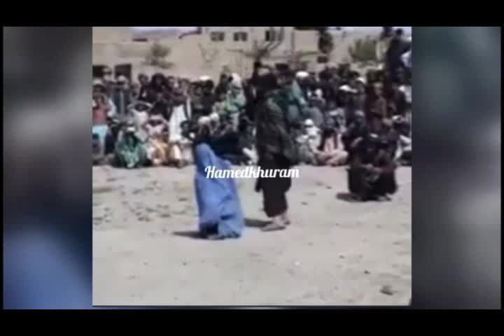 تصاویر غم انگیز از کتک زدن مادر توسط پسر طالبانی / فیلم