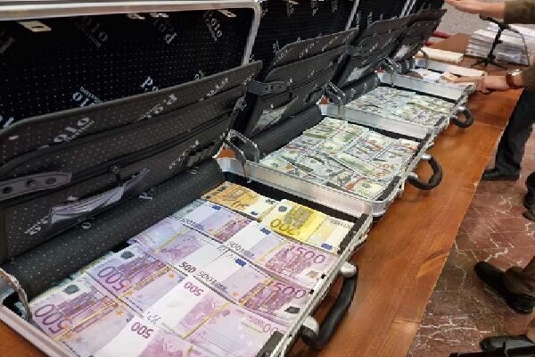 ۴ کیف لبریز از رشوه دلار و یورو در دادگاه شهردار لواسان! / عکس